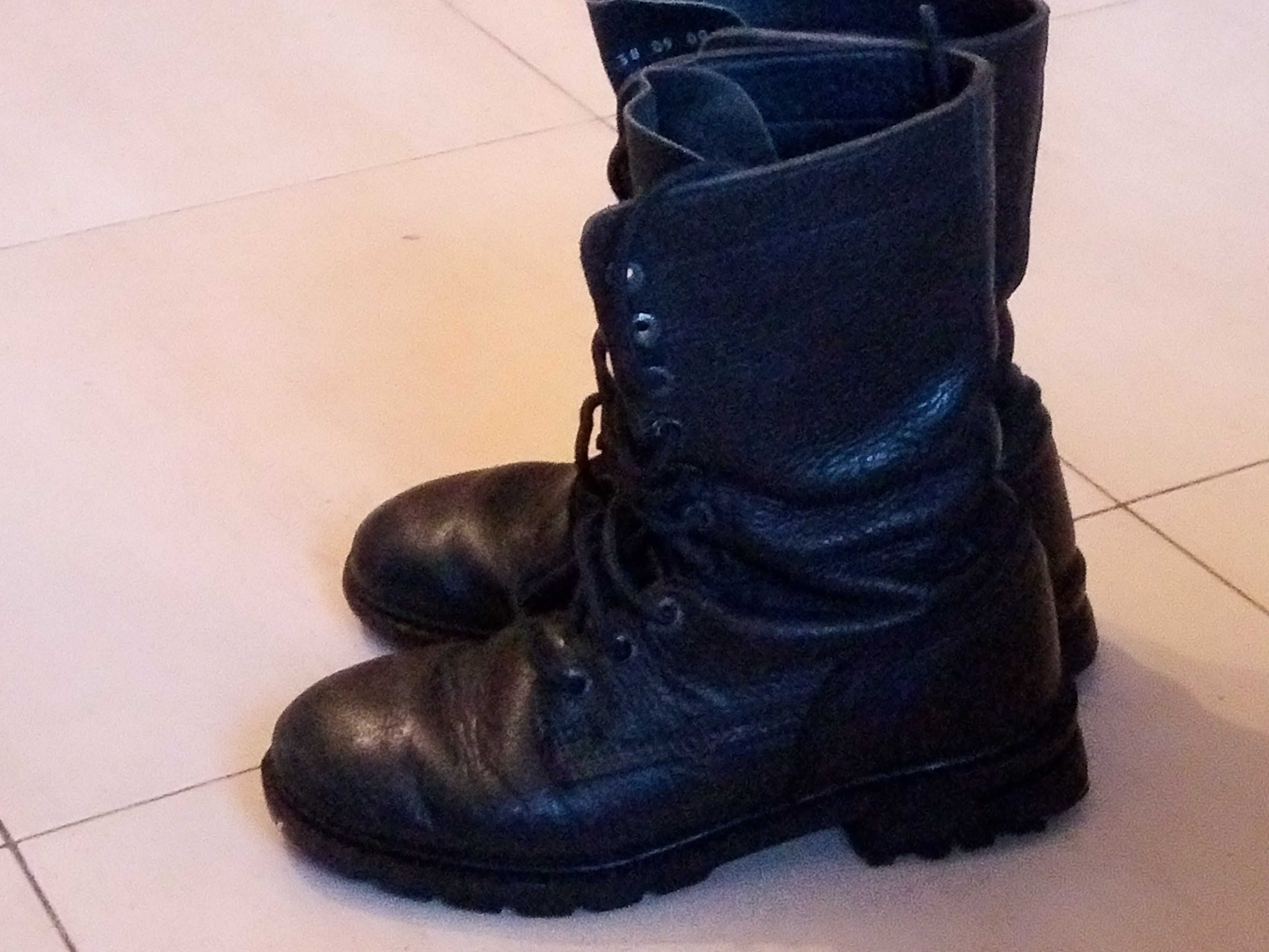 Botas de couro no interior e exterior.