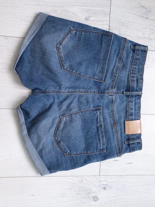 Krótkie spodenki high waist Stradivarius