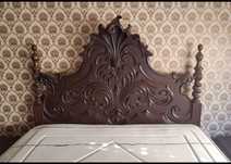 Cama antiga com estrado