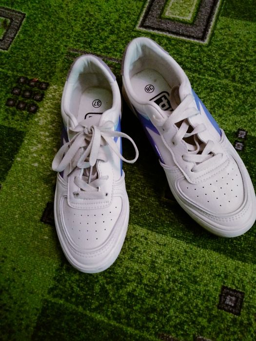 Продам жіночі кросівки