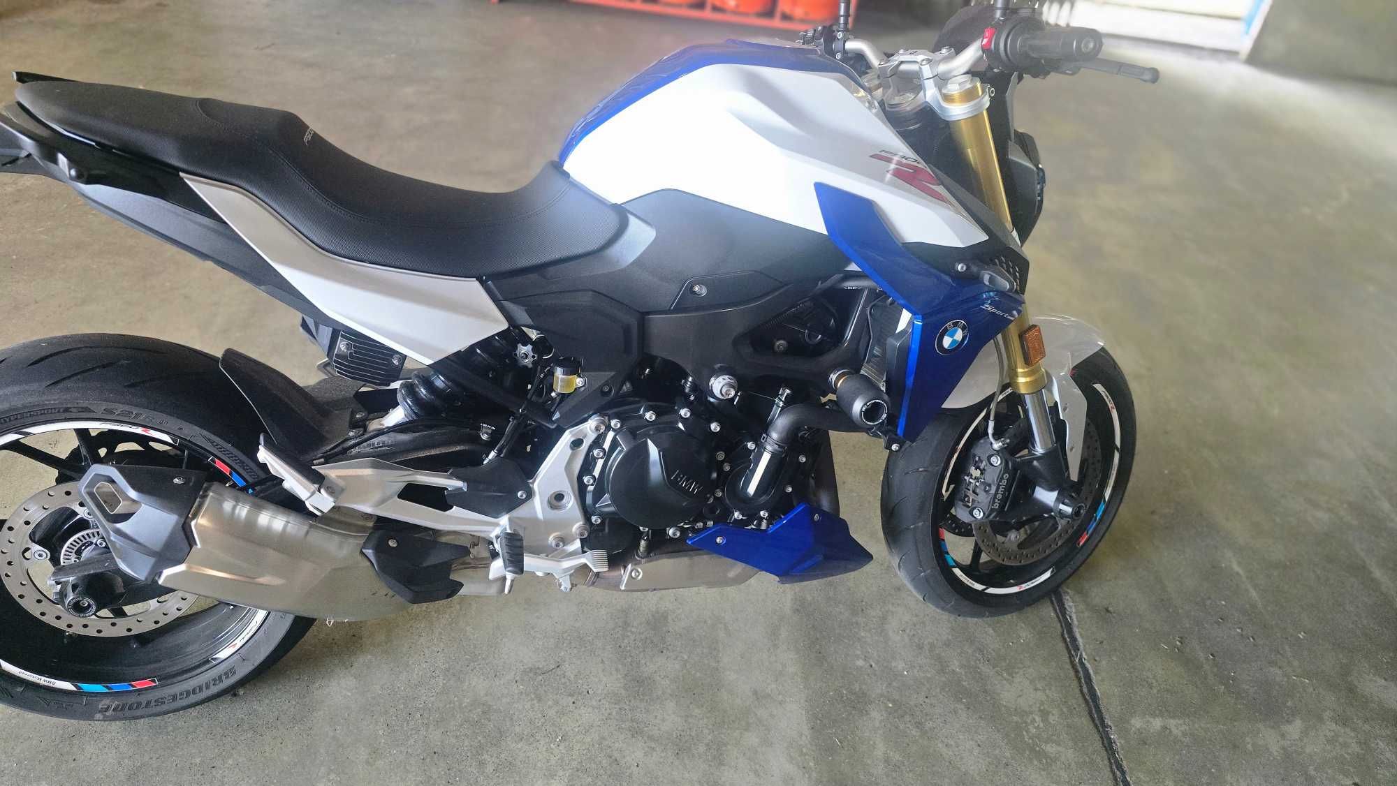 BMW F900R com muitos extras...
