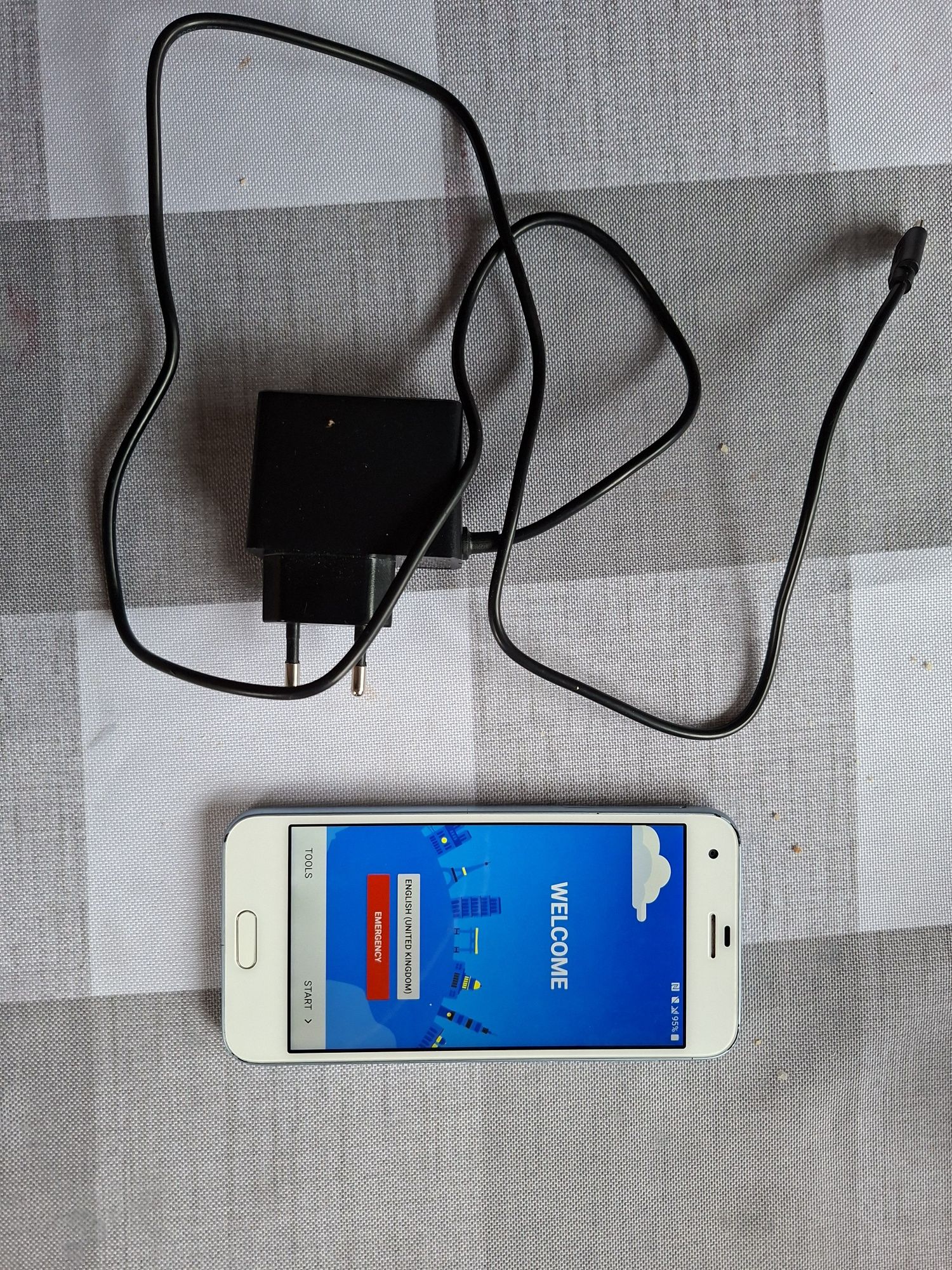 Telefon HTC One z ładowarką