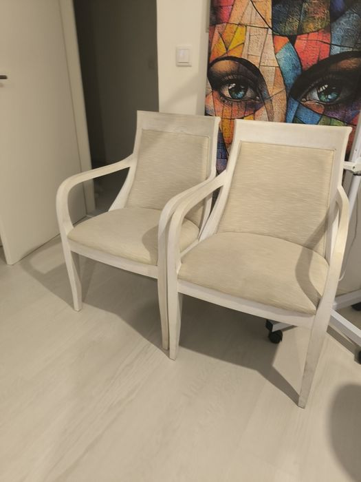 Cadeirões pintados a branco mate