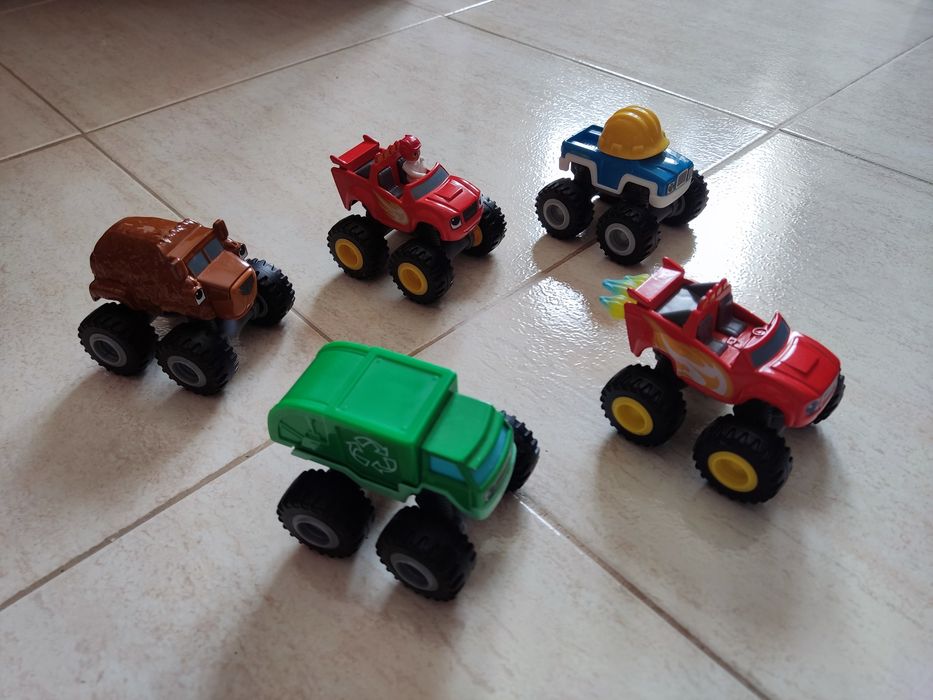 Carros da coleção Blaze e os Monster Machines