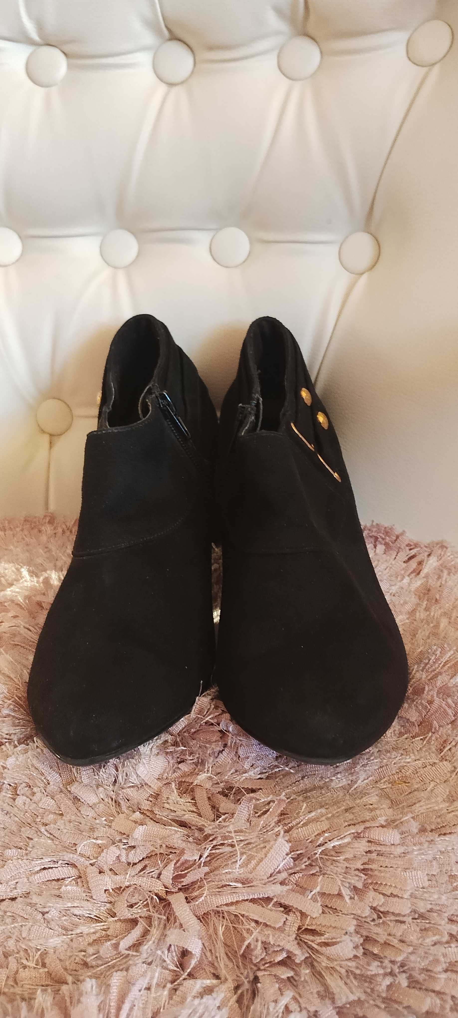 Czarne botki zamsz na słupku r. 38 Deichmann
