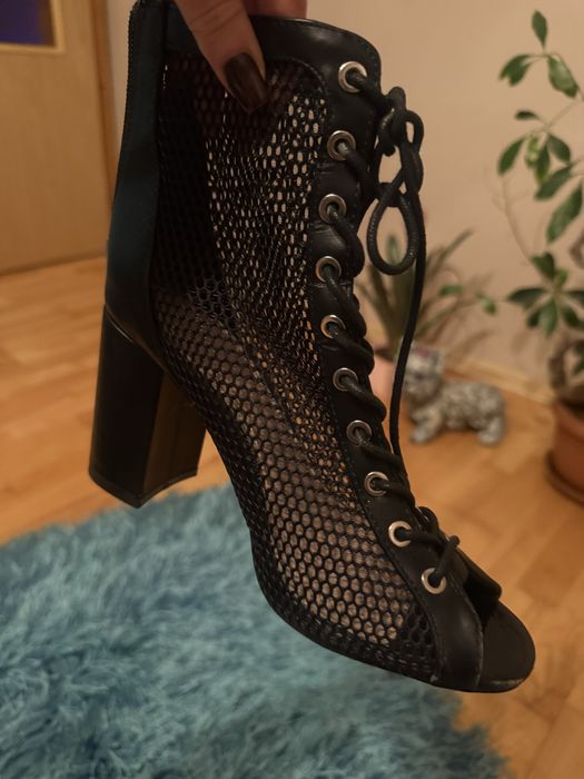 Buty damskie na obcasie siateczka