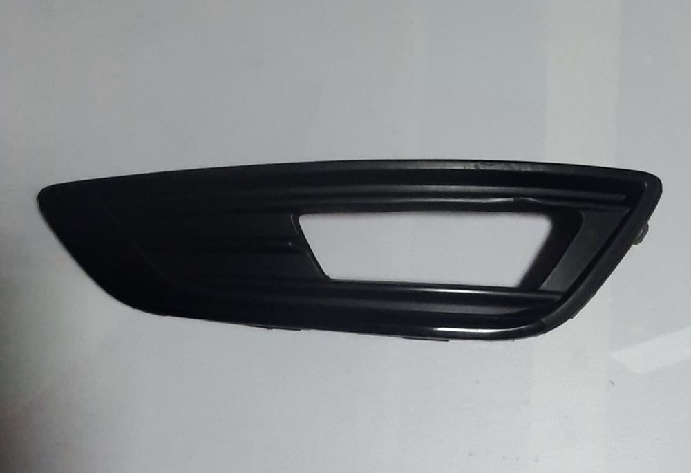 Накладка правої протитуманної фари Форд Фокус 3 ( Ford Focus III )