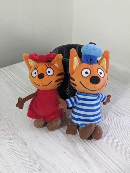 Три кота: м'яка іграшка Коржик та карамелька