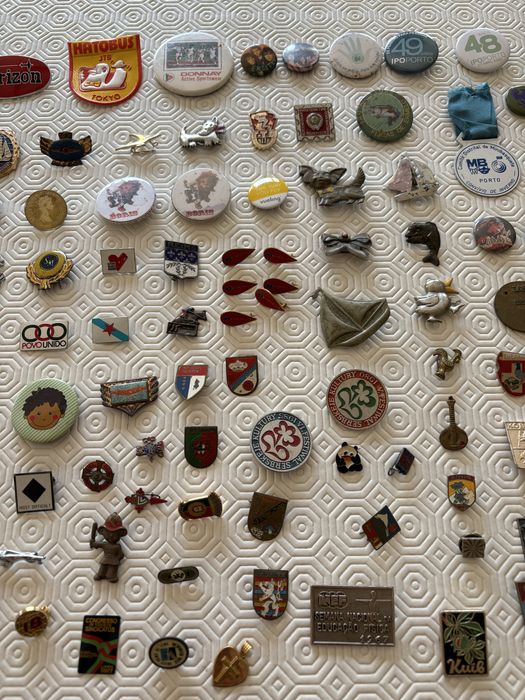 Pequenos alfinetes crachas pins