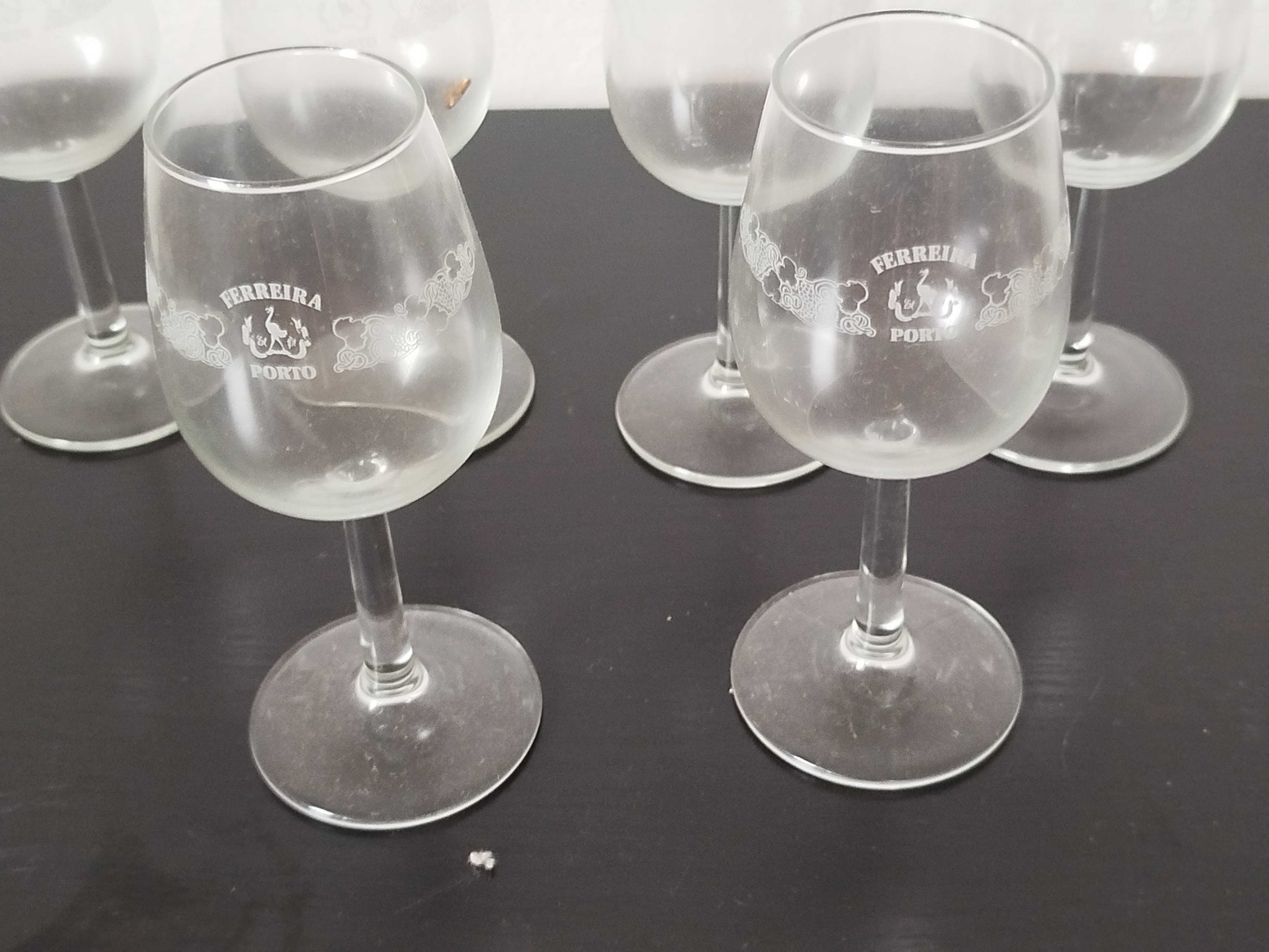 Seis copos de vinho de porto