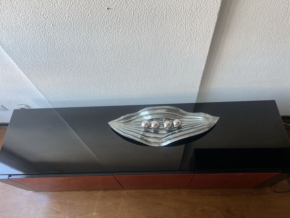 Móvel de Sala TV/Bar em Preto e Vermelho – Com Arrumação