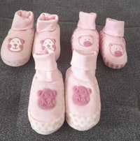 Nowe różowe buciki niemowlęce.