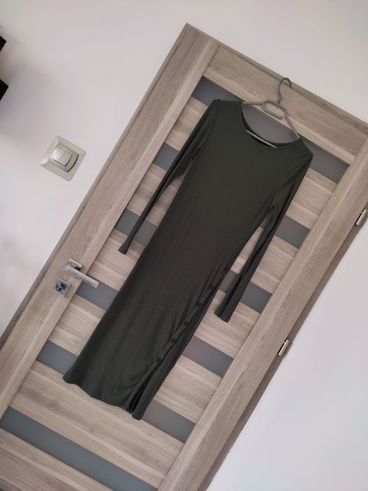 Dzianinowa prążkowana sukienka midi Reserved roz S