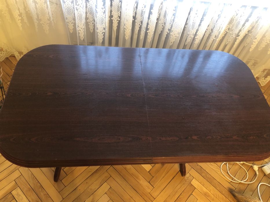 Продаю стіл розкладний  у вітальню