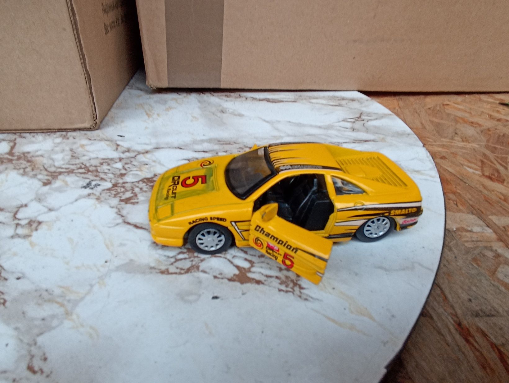 Zabytkowy odlewany model samochodu Ferrari F355 z lat 90