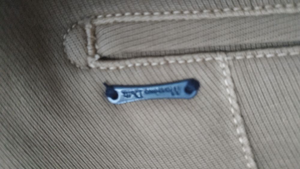 Spodnie męskie firmy Massimo Dutti.