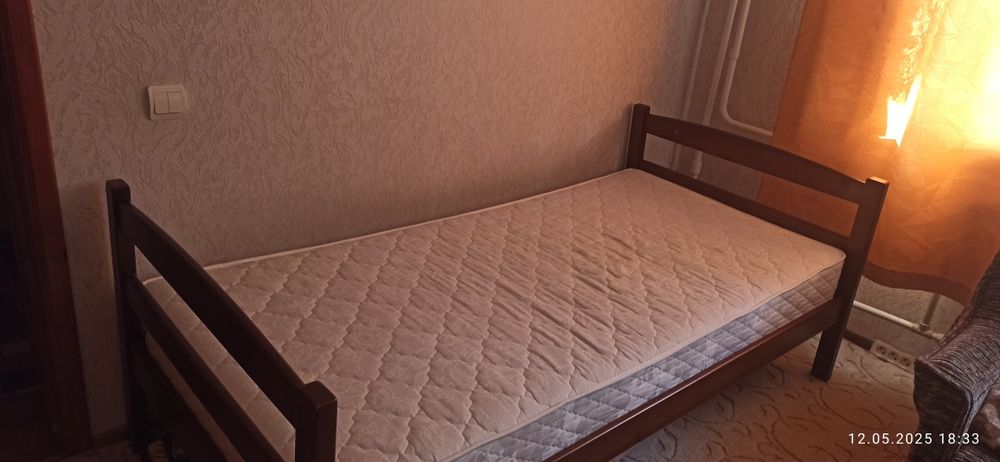 Дерев'яне ліжко на ламелях