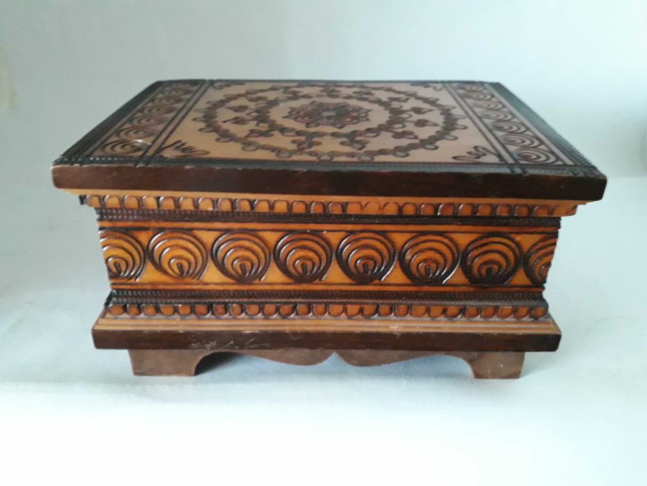 Stara drewniana szkatułka.