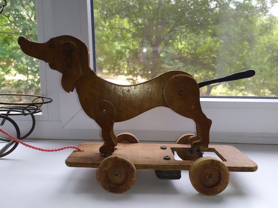 Деревянная винтажная игрушка, собака на колёсах .
