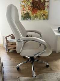 Cadeira de escritorio rotativa em polipele cromado