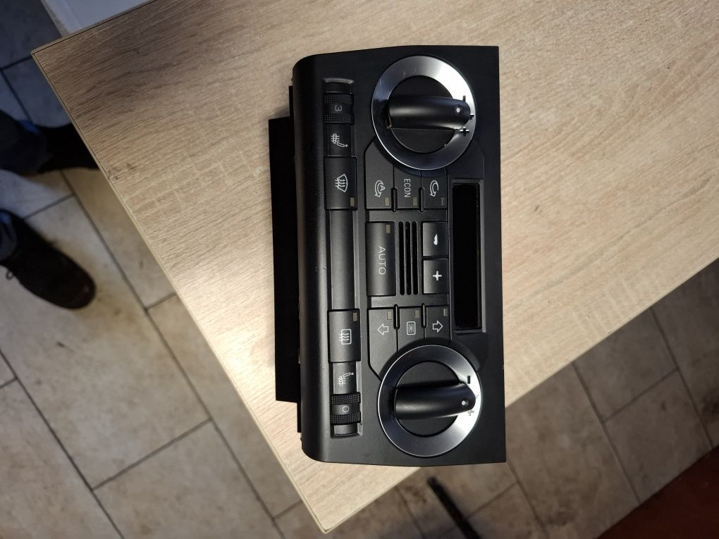 Audi A3 8P Panel Nawiewu Klimatyzacji Pod Navi 043AH