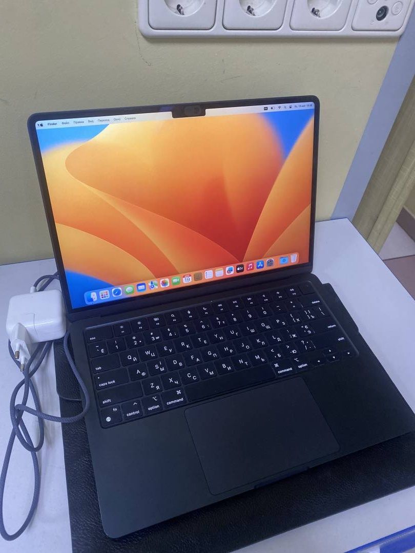 Apple MacBook air 13.3"   M2 8gb Ssd 256