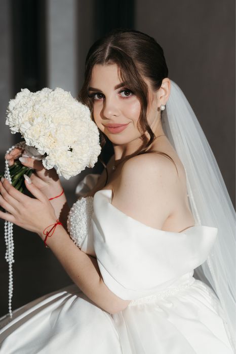 Весільна сукня з атласу