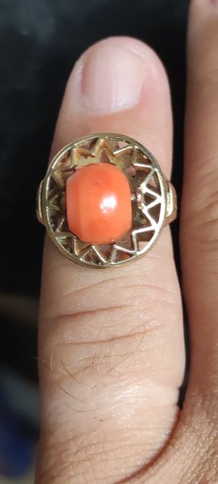 Złoty przedwojenny pierścionek z koralem