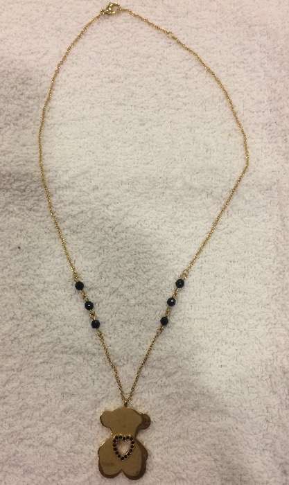Fio dourado com medalha em forma de urso