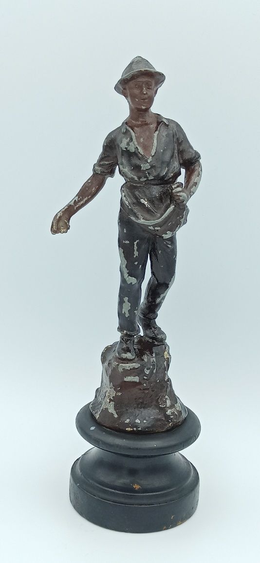 Figura z brązu Francja  I ćw.XX w Rolnik siejący zboże,  cokół drewno
