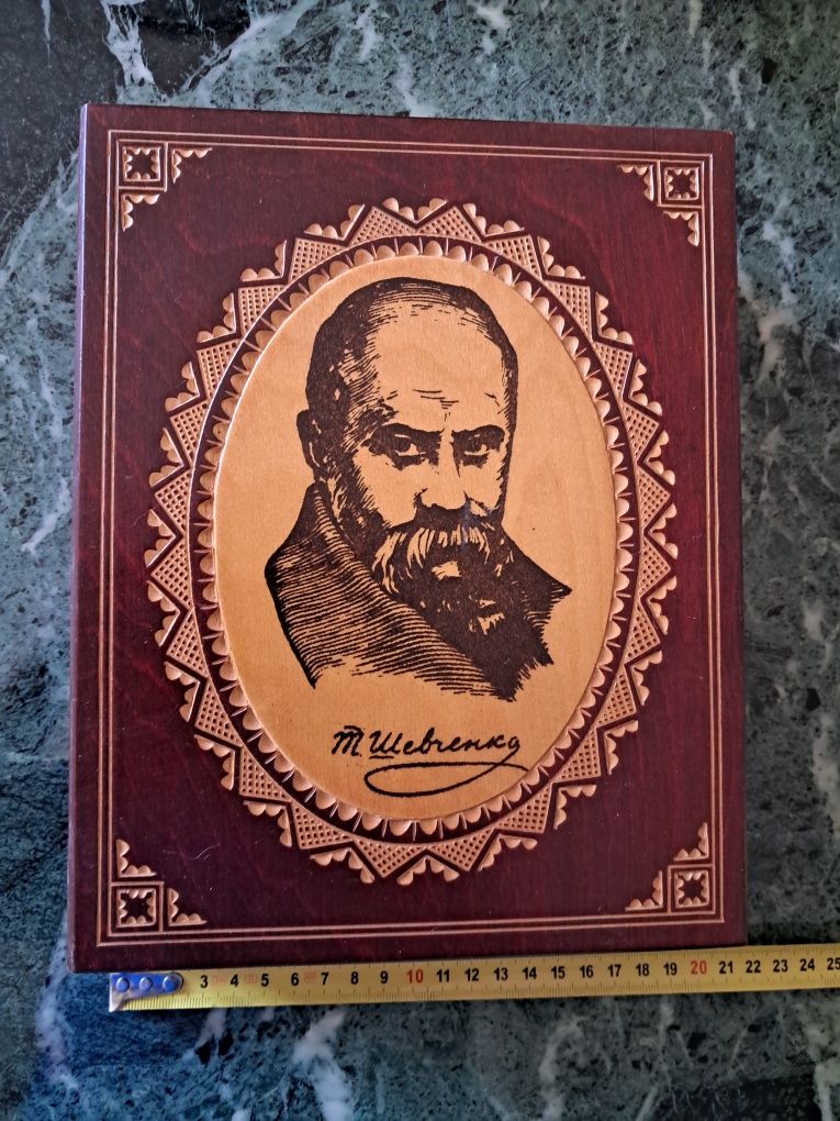 Дерев"яна скринька  з портретом Тараса Шевченка