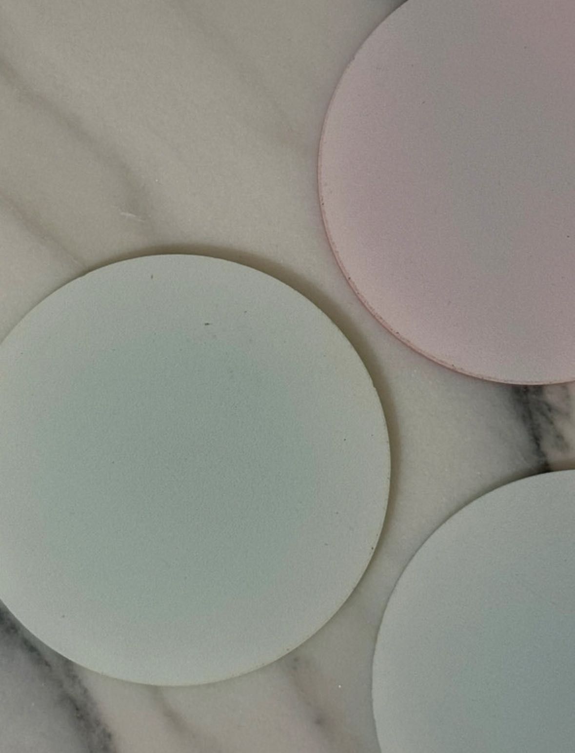 Conjunto de 4 porta-copos em acrílicos, de cores