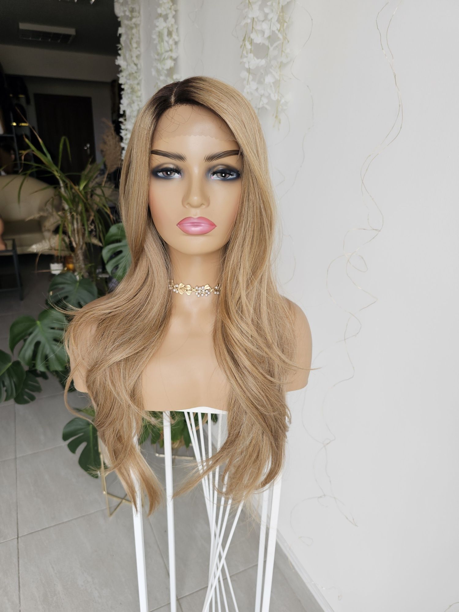Długa peruka piaskowo-beżowy blond z odrostem Miranda naturalna fryzur