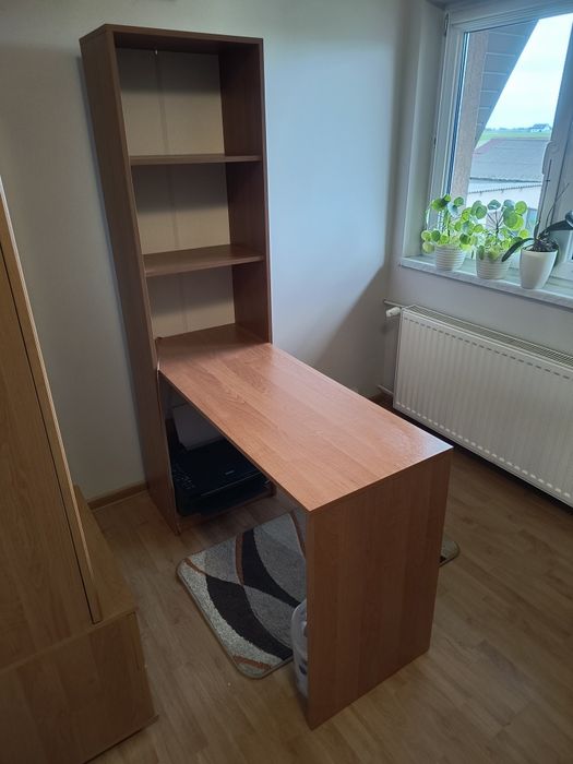 Biurko z regałem