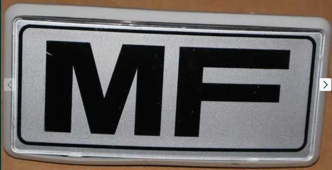 Emblemat maski ciągników Massey Ferguson;