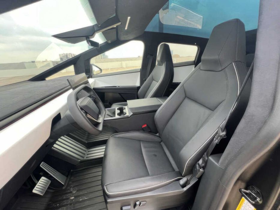 Tesla Cybertruck      2024