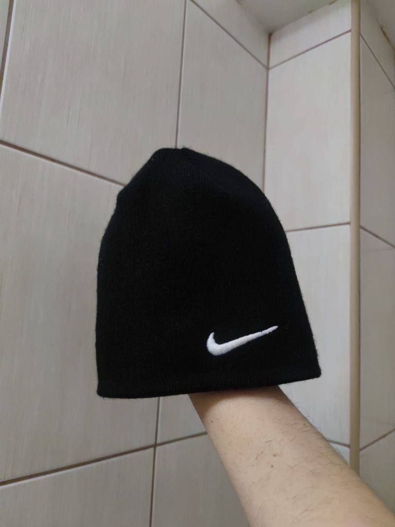czapka beanie klasyczna Nike czarna z białym swooshem classic sport re