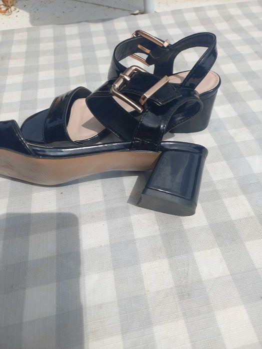 Sandálias muito elegantes pretas