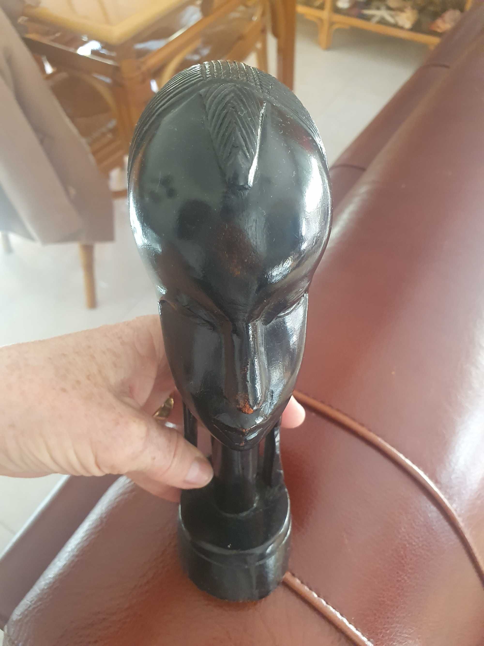 Busto em pau preto