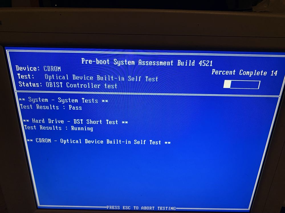Komputer Dell 780 z systemem i klawiaturą.