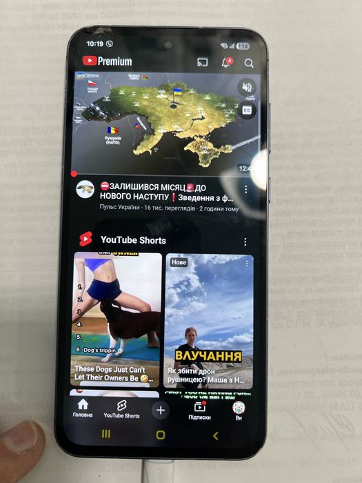 Оригинальный дисплей на Samsung A556 с трещинами.