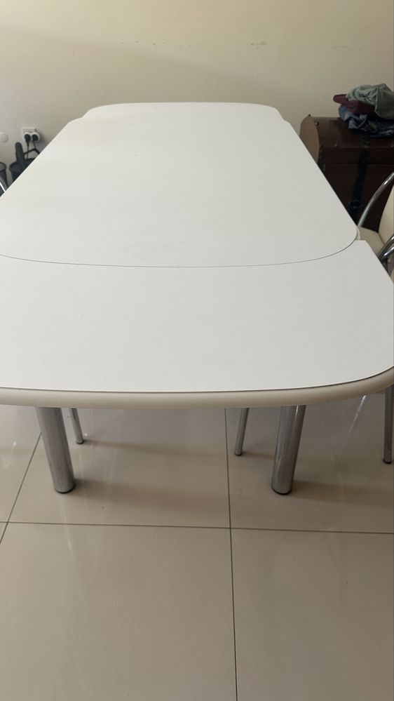 Mesa de cosinha  completa  com cadeiras.
