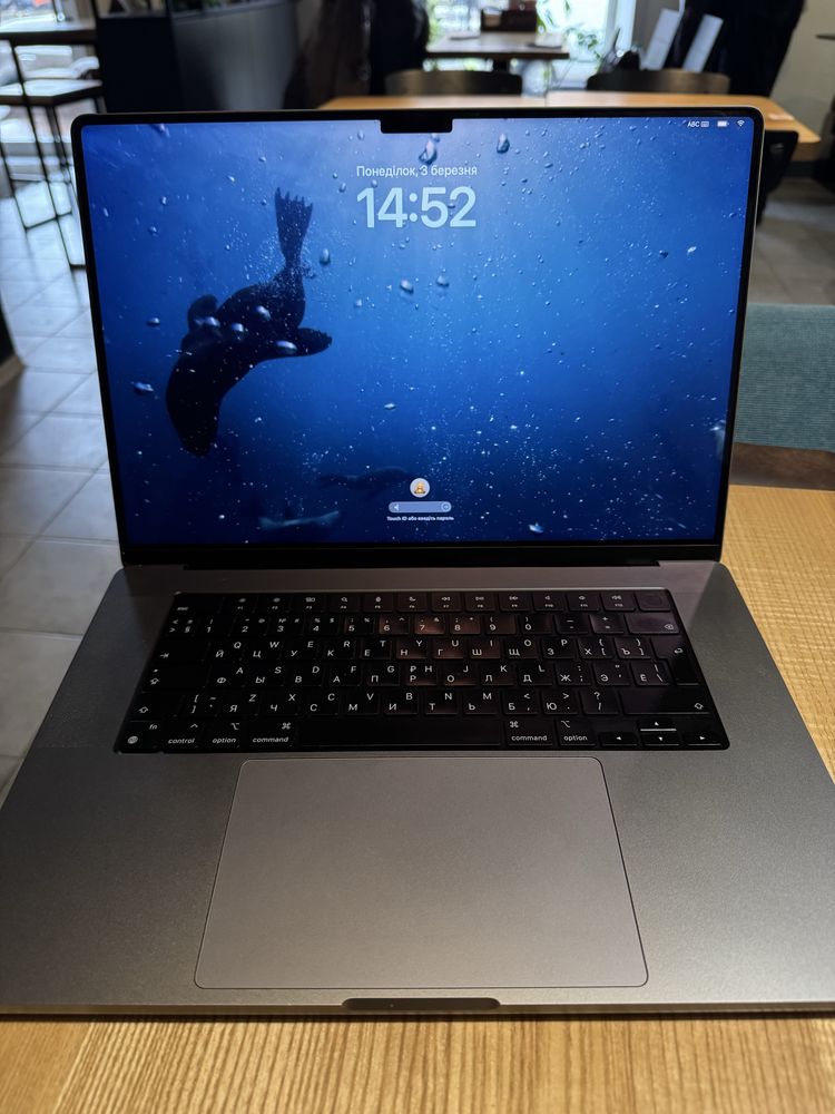 Ноутбук Apple Macbook Pro 16" 2K M1 Pro 16gb ОЗУ /500gb ssd, идеал