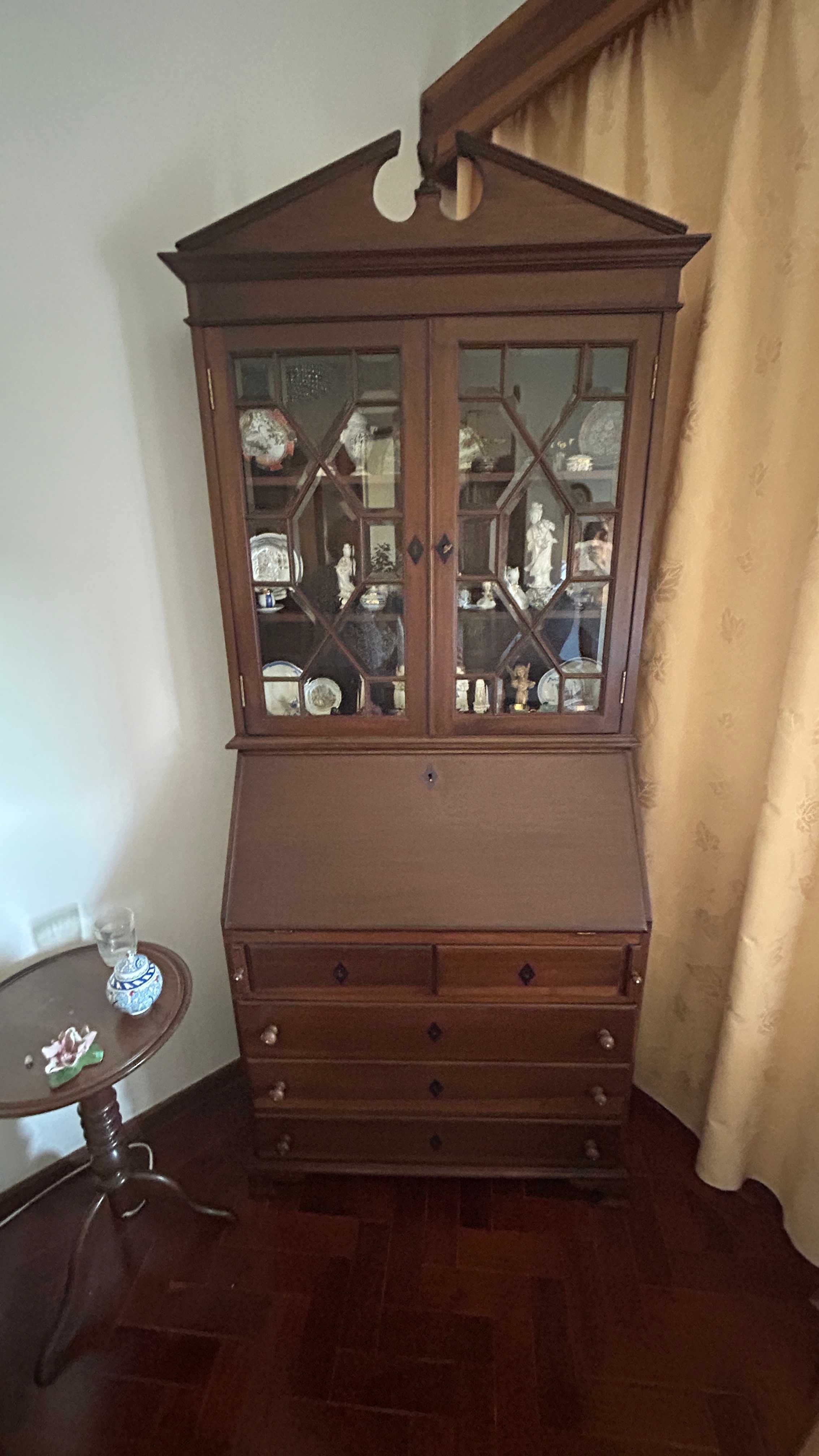 Escrivaninha madeira com vitrine