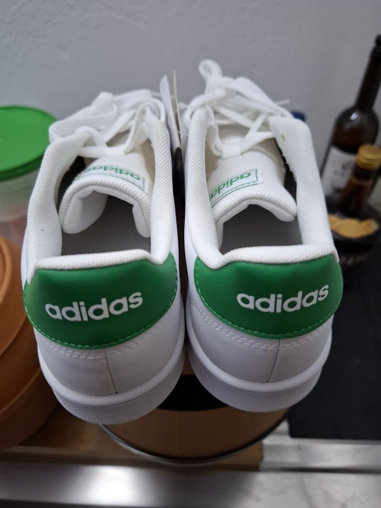 Vendo um par de sapatilhas adidas
