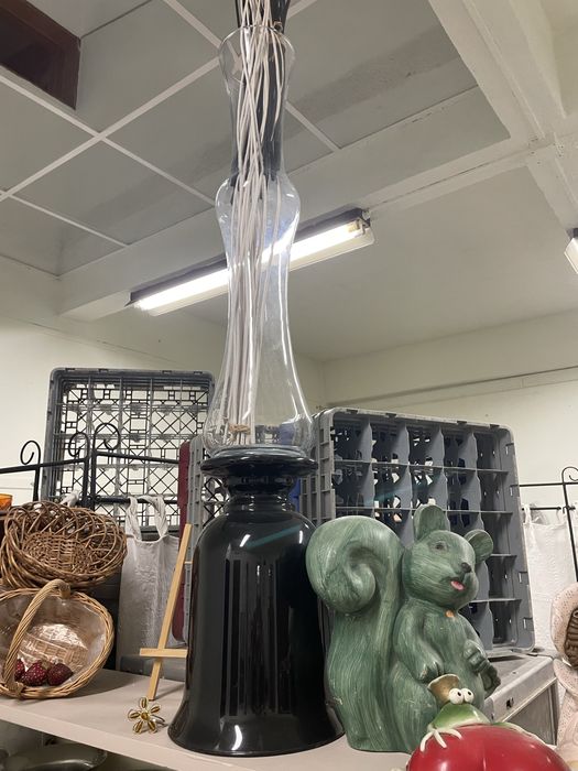 Jarras em vidro pé em preto