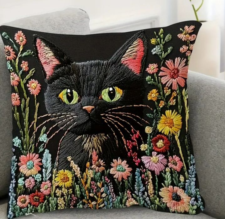 Poszewka na poduszkę czarny kotek w kwiatach