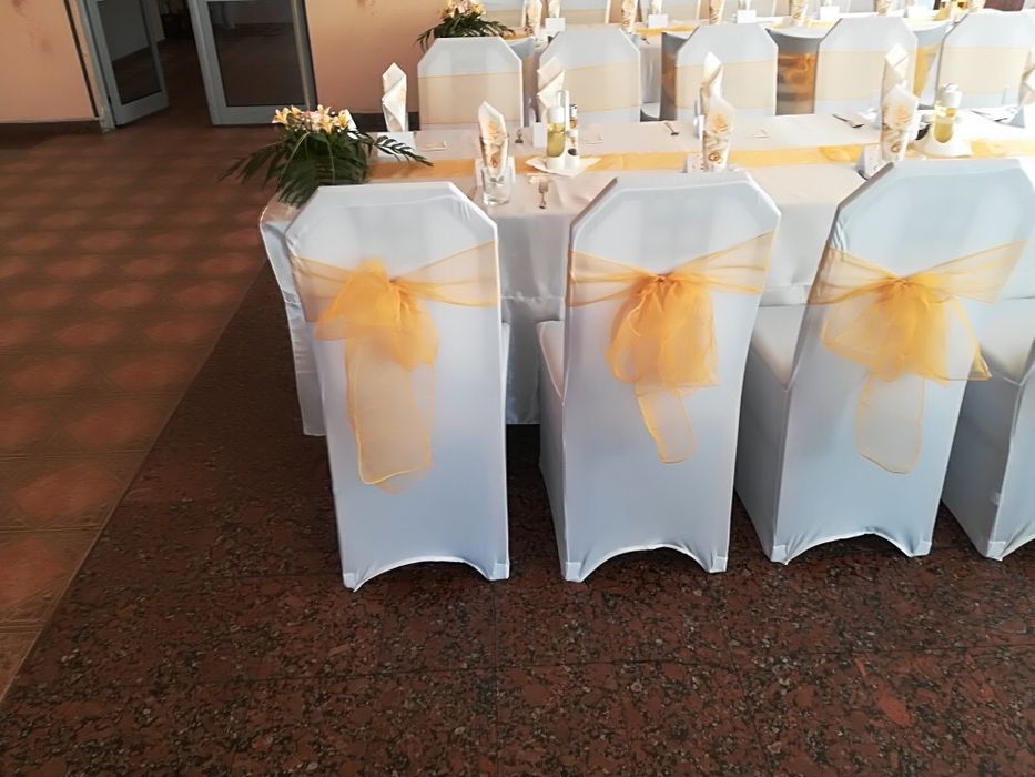 Uniwersalne, rozciagliwe pokrowce na krzesła biale na komunie wesele