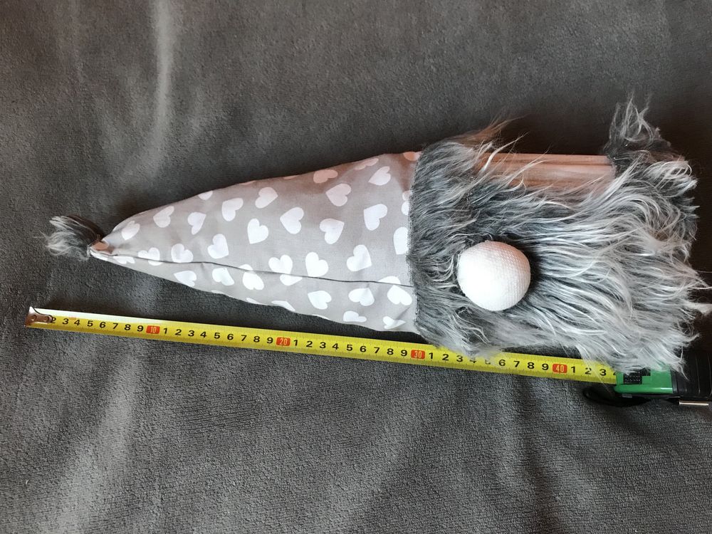 Szaro biały krasnal z elementami drewna  Wysokość ok 44 cm