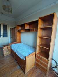 Quarto de solteiro -  cama com colchão, estúdio e mesa de cabeceira